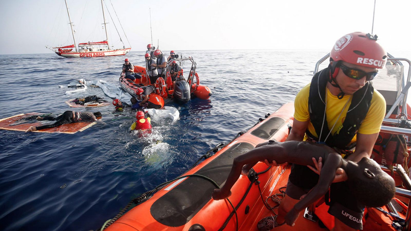 Momento de un de los rescates de Open Arms a 85 millas de la costa Libia el pasado 17 de julio de 2018.