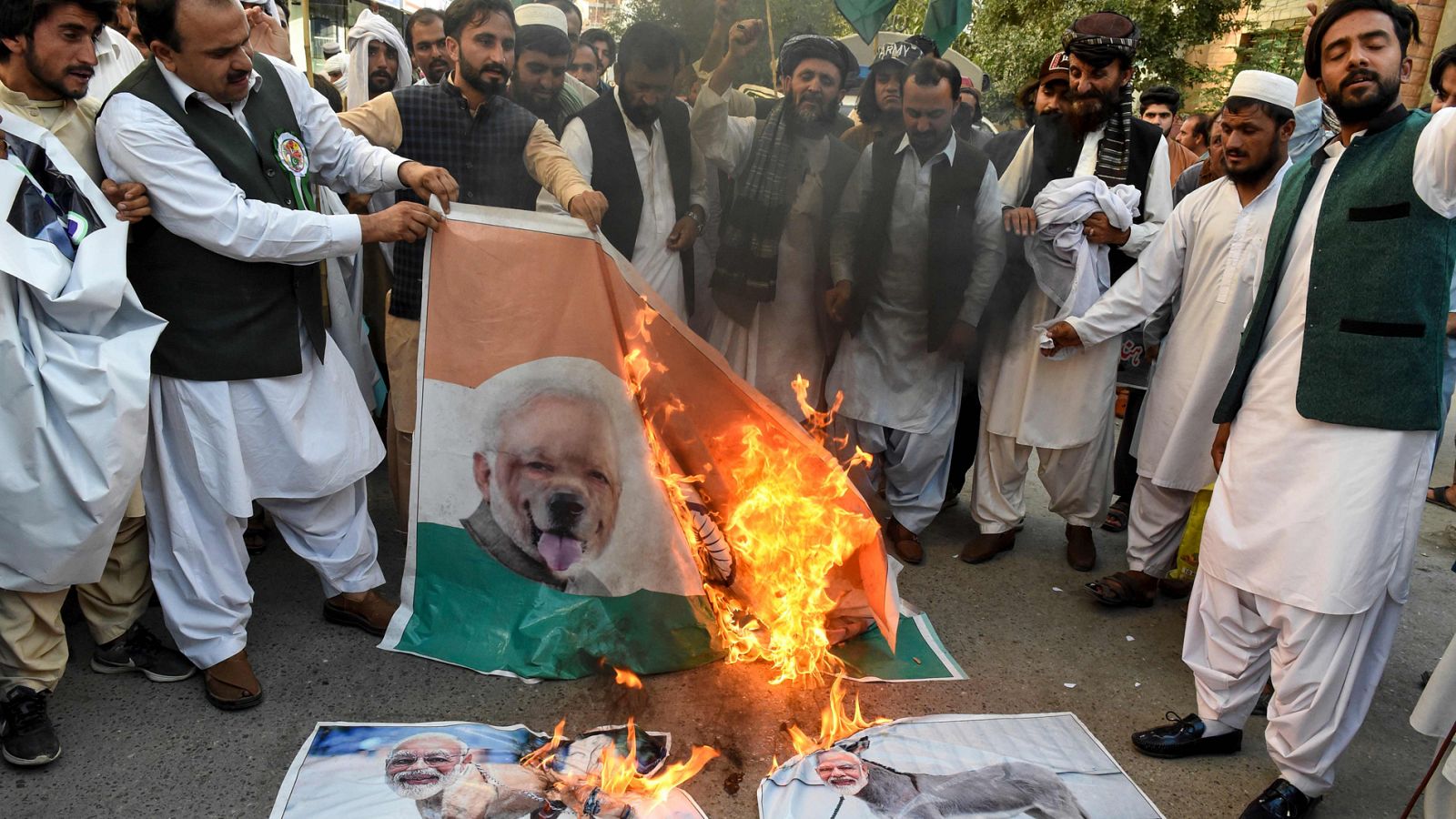 Manifestantes en la ciudad de Quetta queman imágenes del primer ministro indio Narendra Modi tras la suspensión de la autonomía de Cachemira