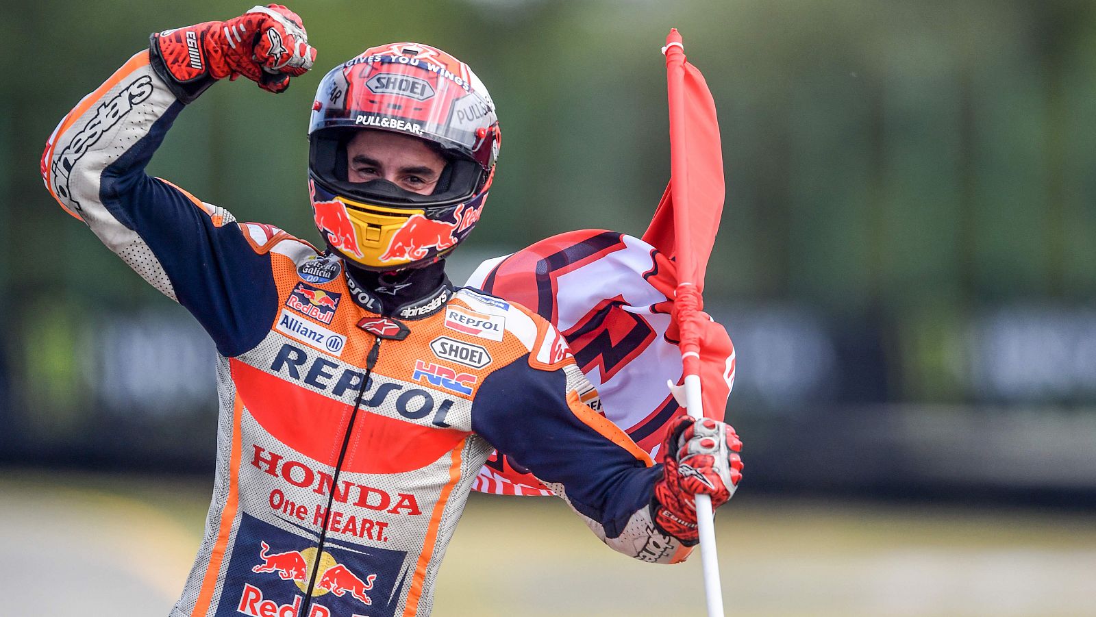 El español Marc Márquez celebra su reciente victoria en Brno.