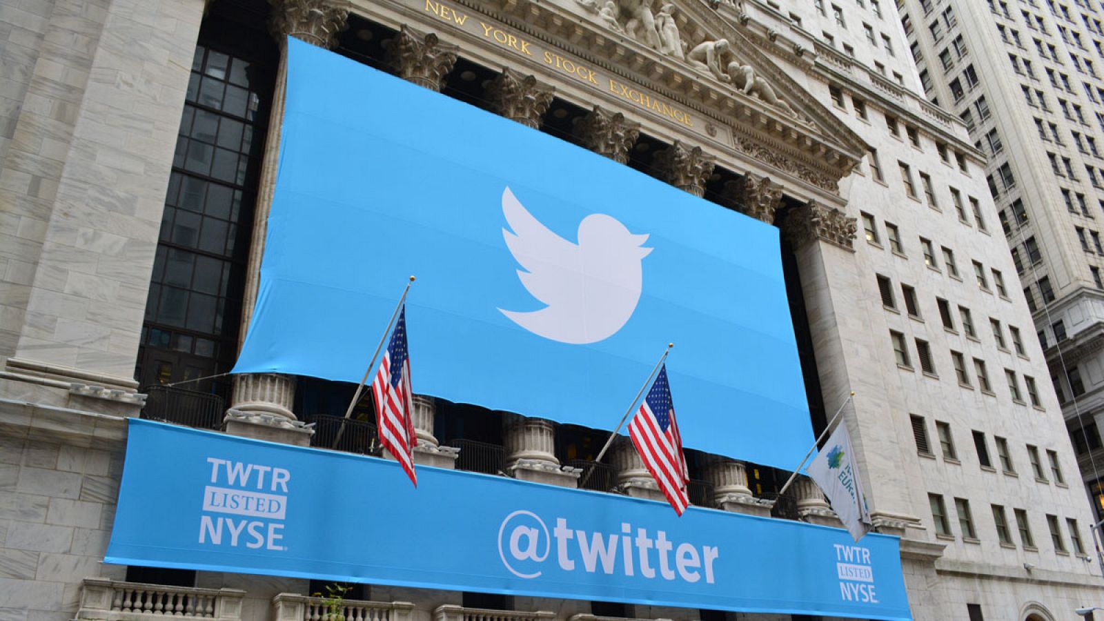 Una gran lona azul anuncia Twitter en la fachada de la Bolsa de Nueva York. Imagen de 2013.
