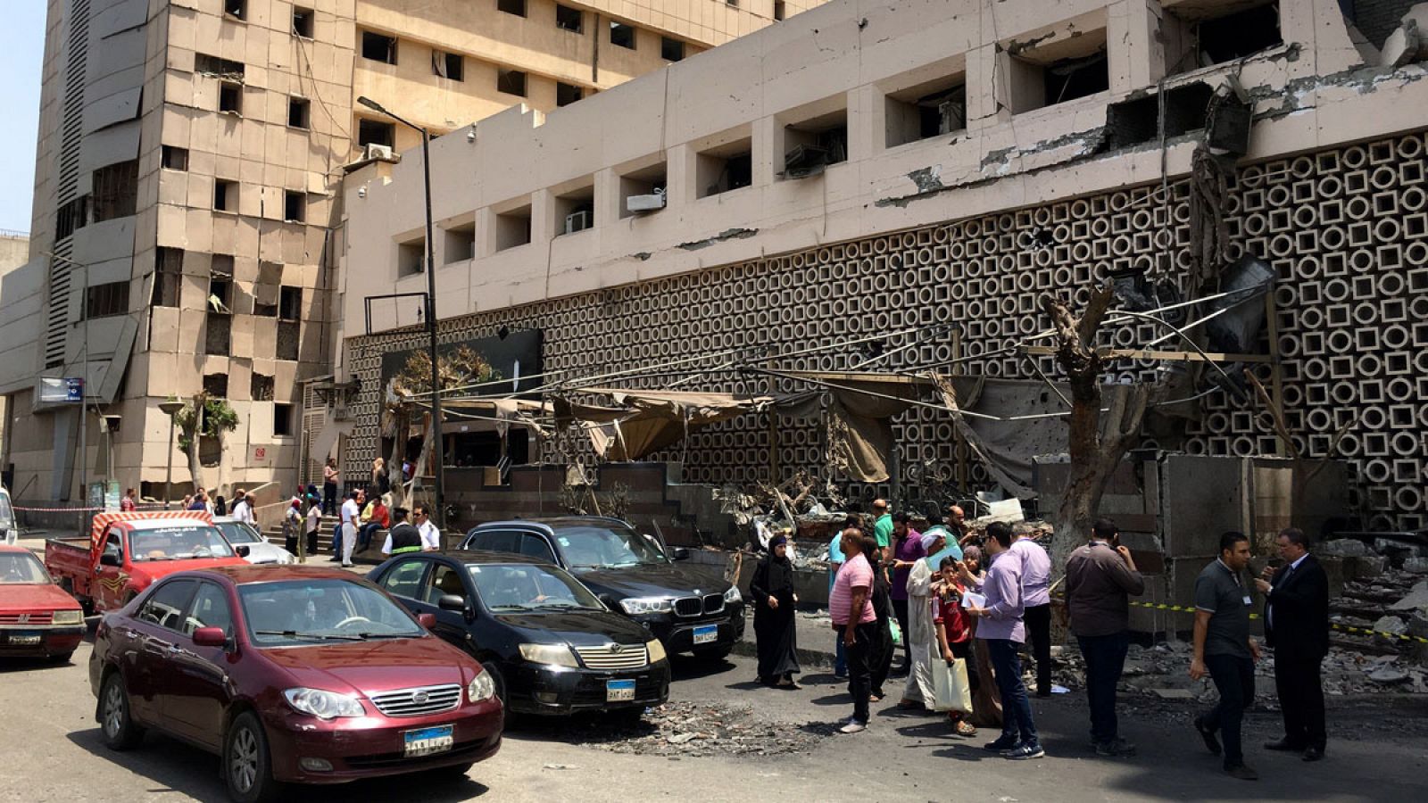 Imagen del exterior del Instituto Nacional del Cáncer de El Cairo pocas horas después del atentado.