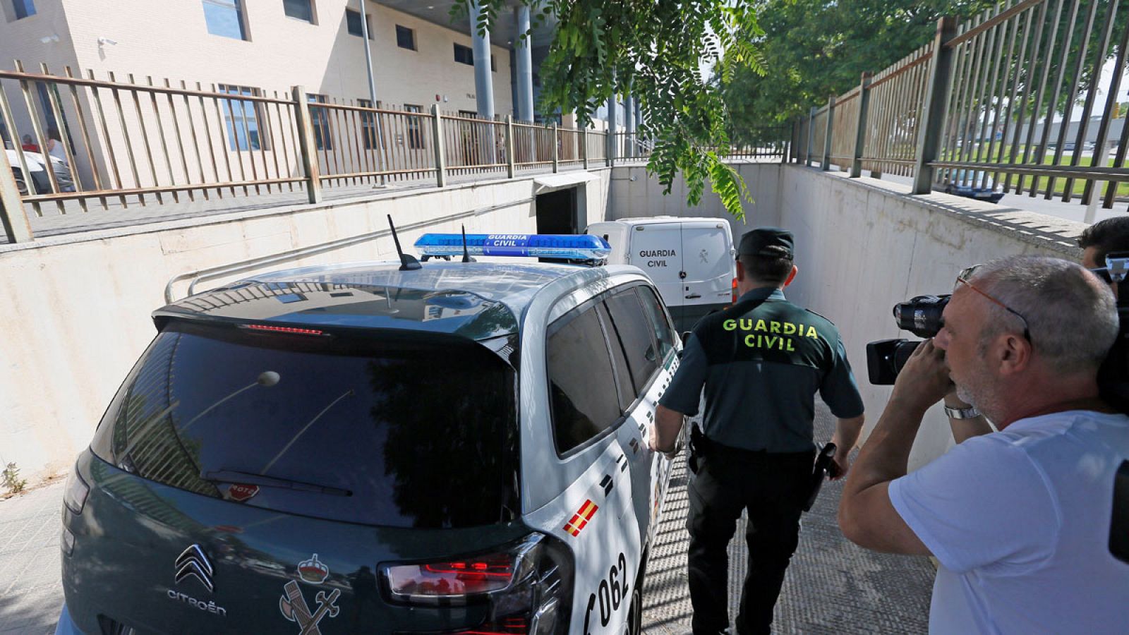 Un furgón de la Guardia Civil con los cinco detenidos por la presunta agresión sexual llegando al juzgado de Instrucción número 1 de Benidorm.