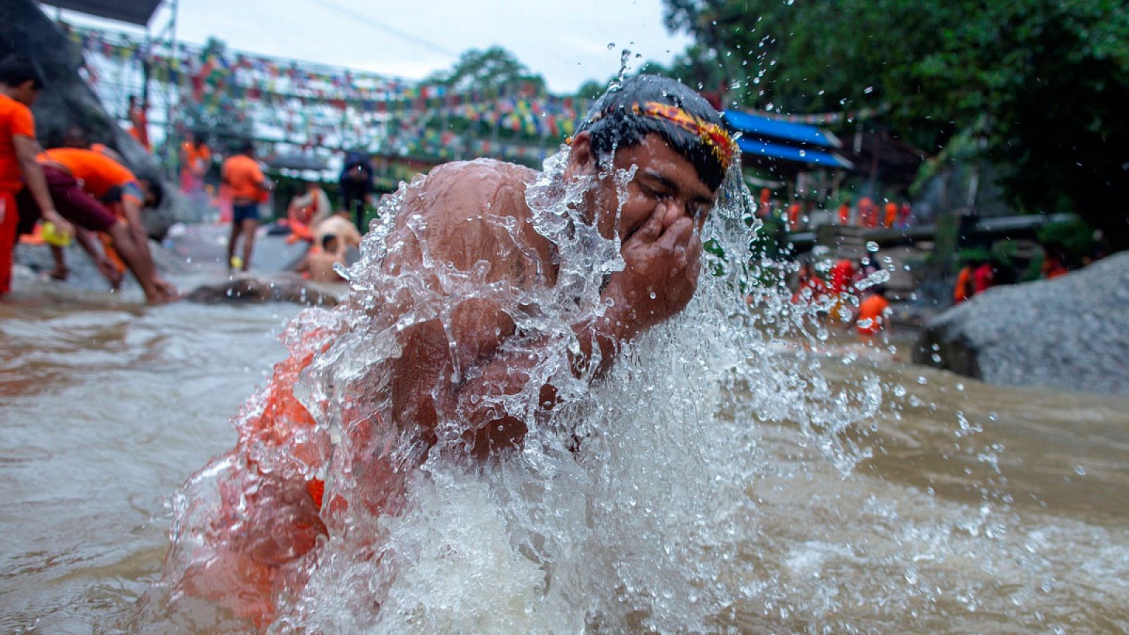 Un peregrino se baña en las aguas sagradas del río Ganges.