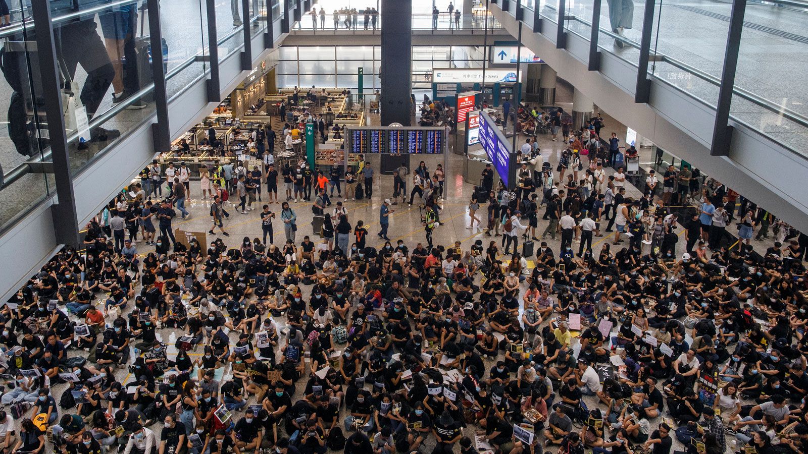 Protesta de los manifestantes de Hong Kong en el aeropuerto