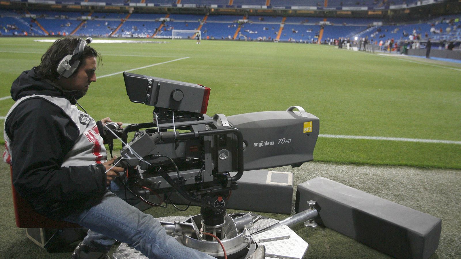 Un cámara preparado para la transmisión televisiva de un partido de Liga.
