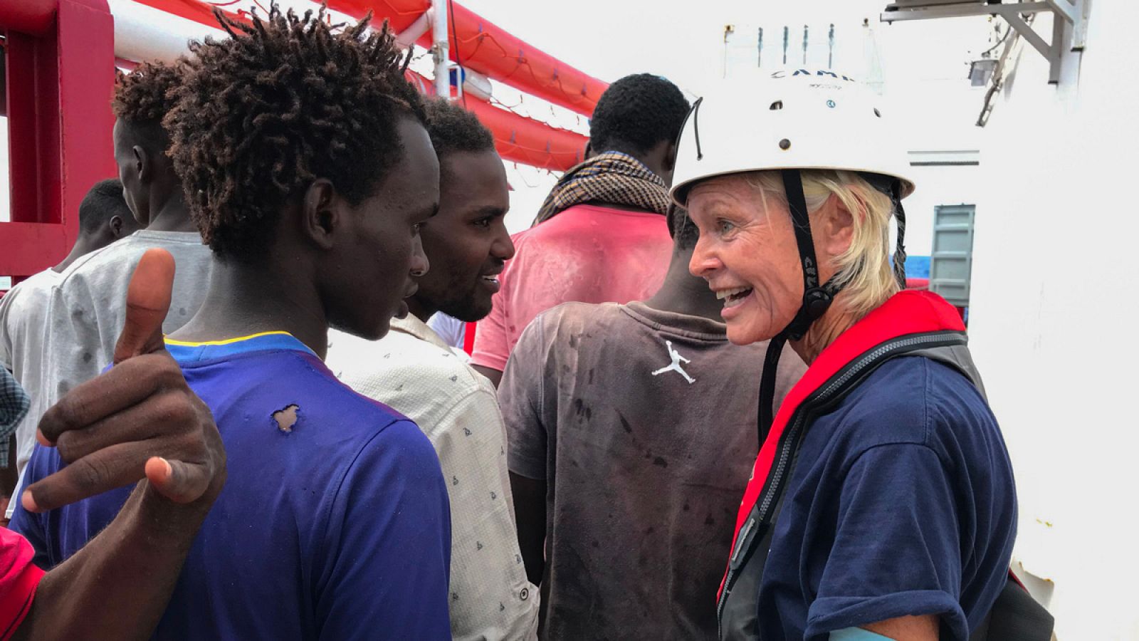 La tripulación del Ocean Viking recibe a los inmigrantes rescatados