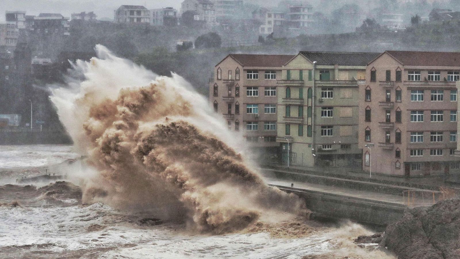Violencia de las olas en Taizhou, en la provincia de Zhejiang, debido al tifón Lekima.
