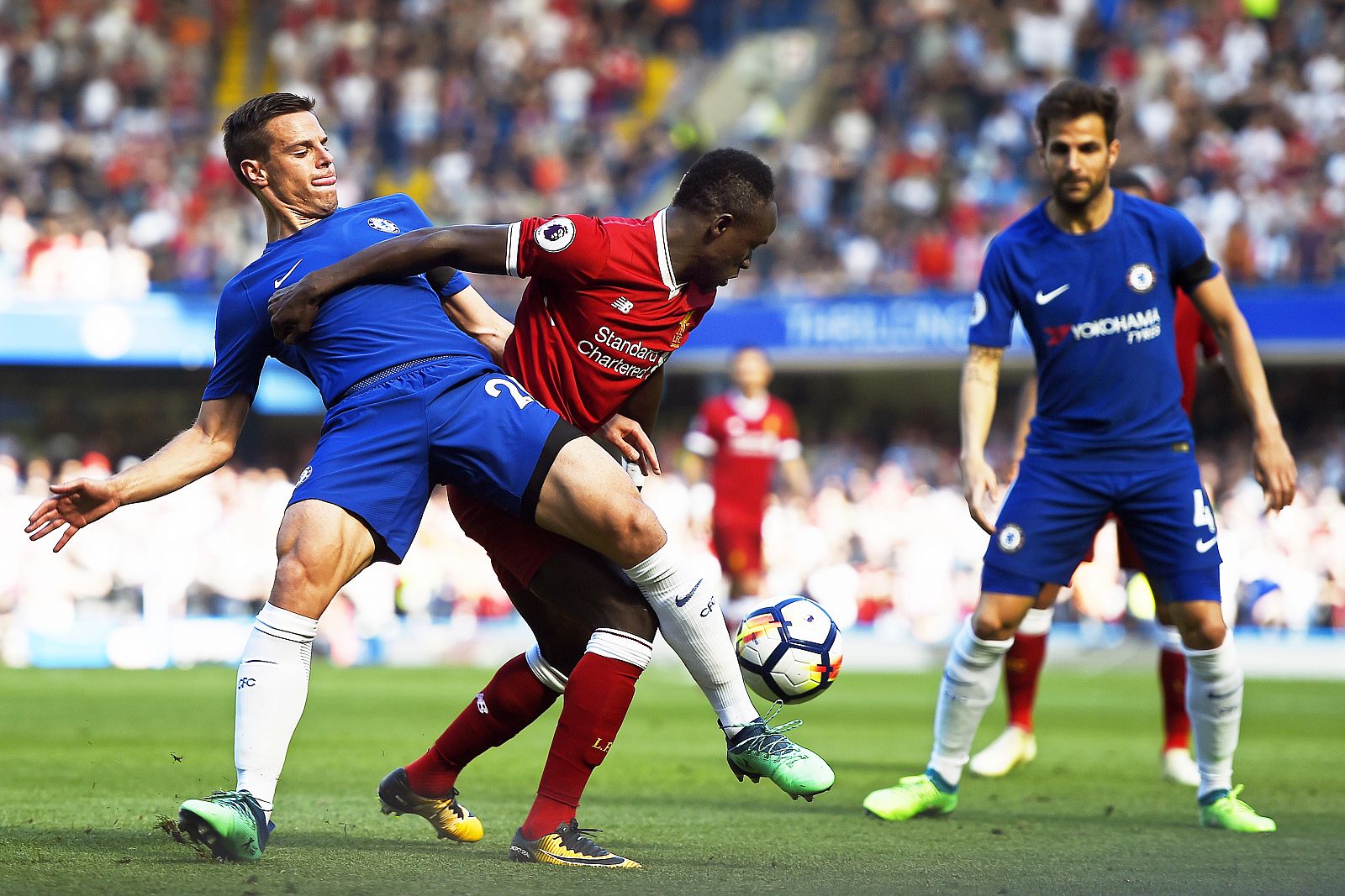 César Azpilicueta (i) presiona a Sadio Mane en un partido entre el Chelsea y el Liverpool de la pasada temporada