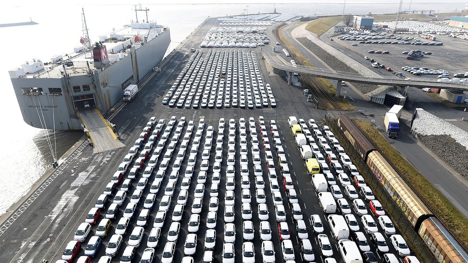 Coches la marca Volkswagen listos para ser embarcados en el puerto de Emden.