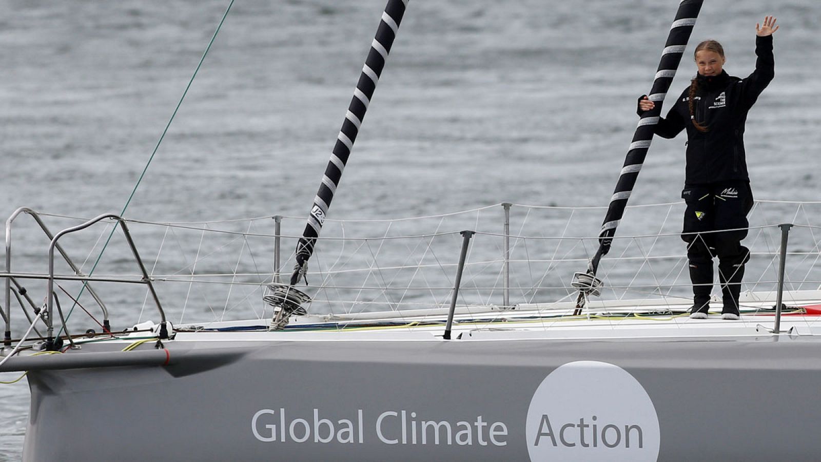 La activista Greta Thunberg, sobre la cubierta del velero 'Malizia II', abandona el puerto inglés de Plymouth.