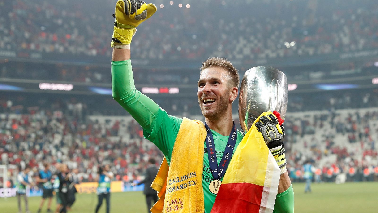 Adrián San Miguel, con el trofeo de la Supercopa.