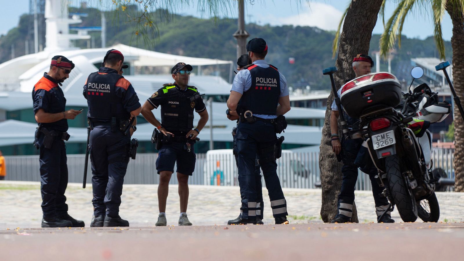 Agentes de la Guardia Urbana de Barcelona, los Mossos d'Esquadra y la Policía Portuaria
