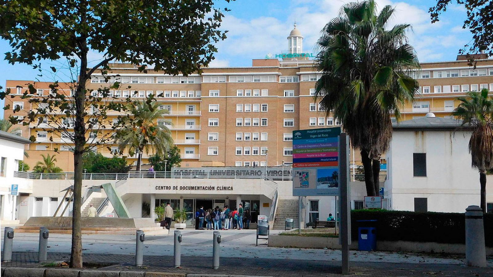 Imagen del Hospital Universitario Virgen del Rocío donde se encuentran hospitalizados algunos de los afectados por el brote.