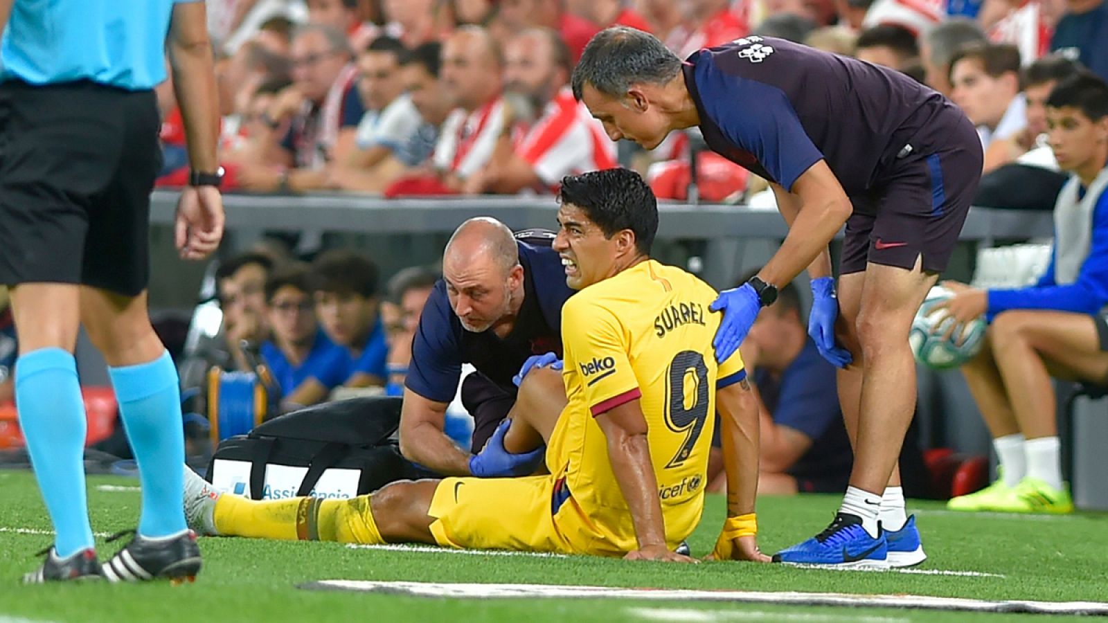 Luis Suárez, siendo atendido por los medicos del club