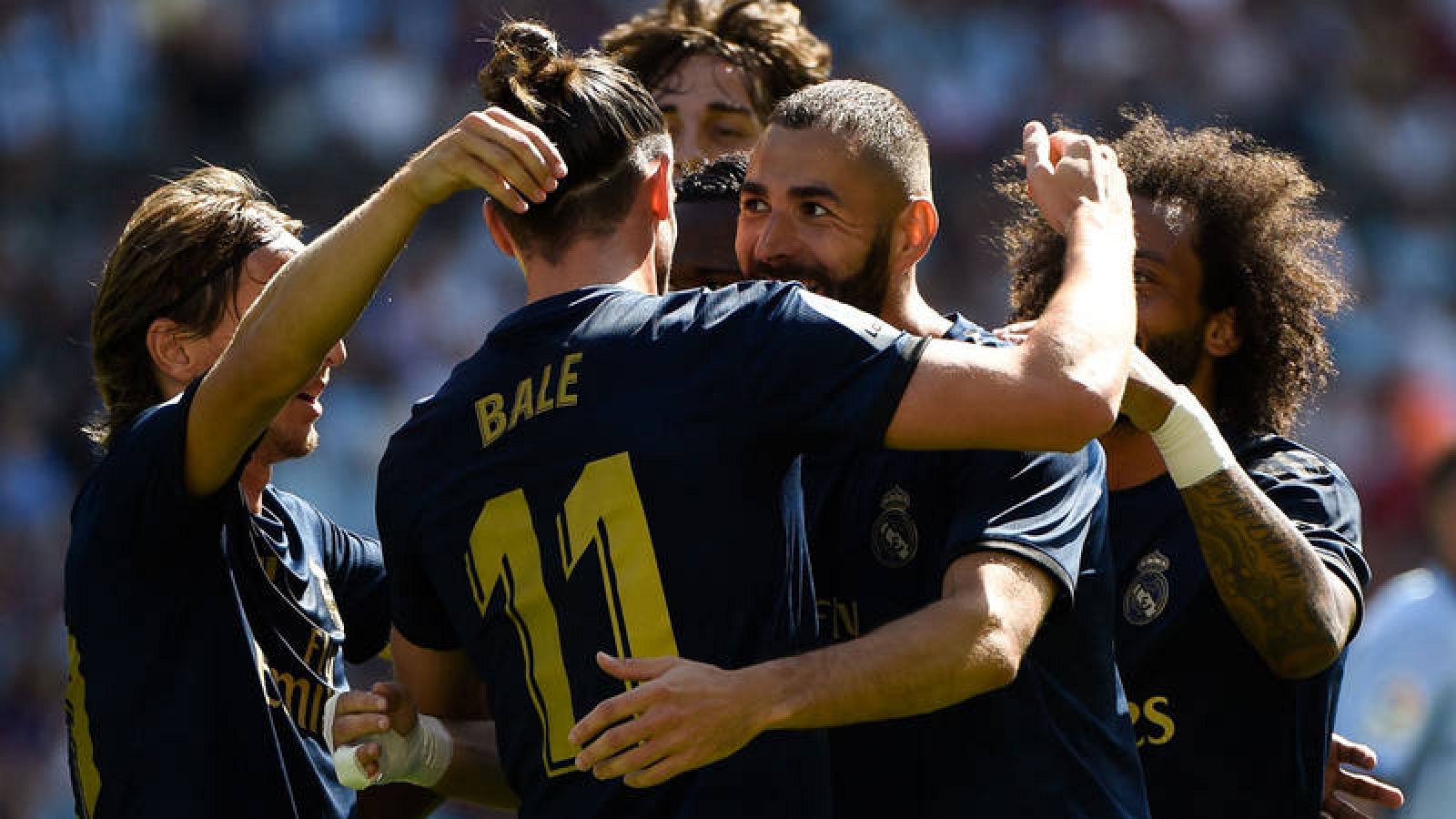 Los jugadores del Madrid celebran con Benzema el 0-1 ante el Celta.