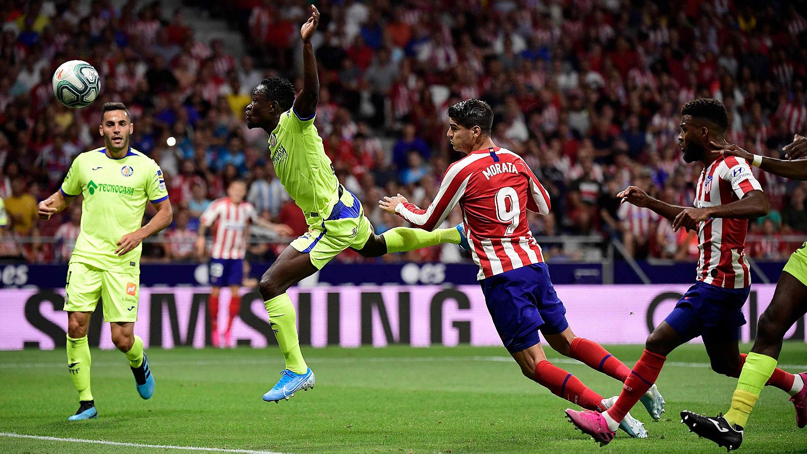 Morata, del Atlético de Madrid, cabecea a gol ante el Getafe.