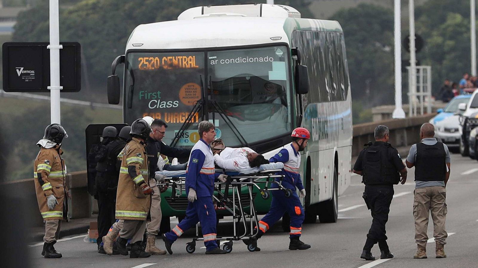 Una rehén es atendida por personal sanitario tras ser libertada por el secuestrador