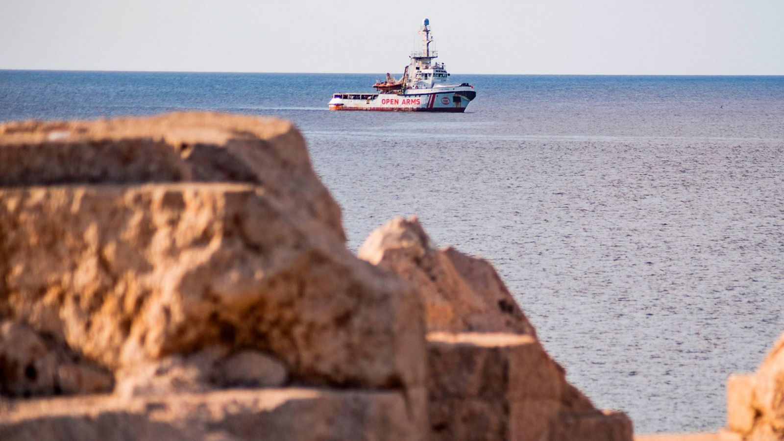 El barco Open Arms, frente a la costa de Lampedusa (Italia).  Alessandro SERRANO / AFP