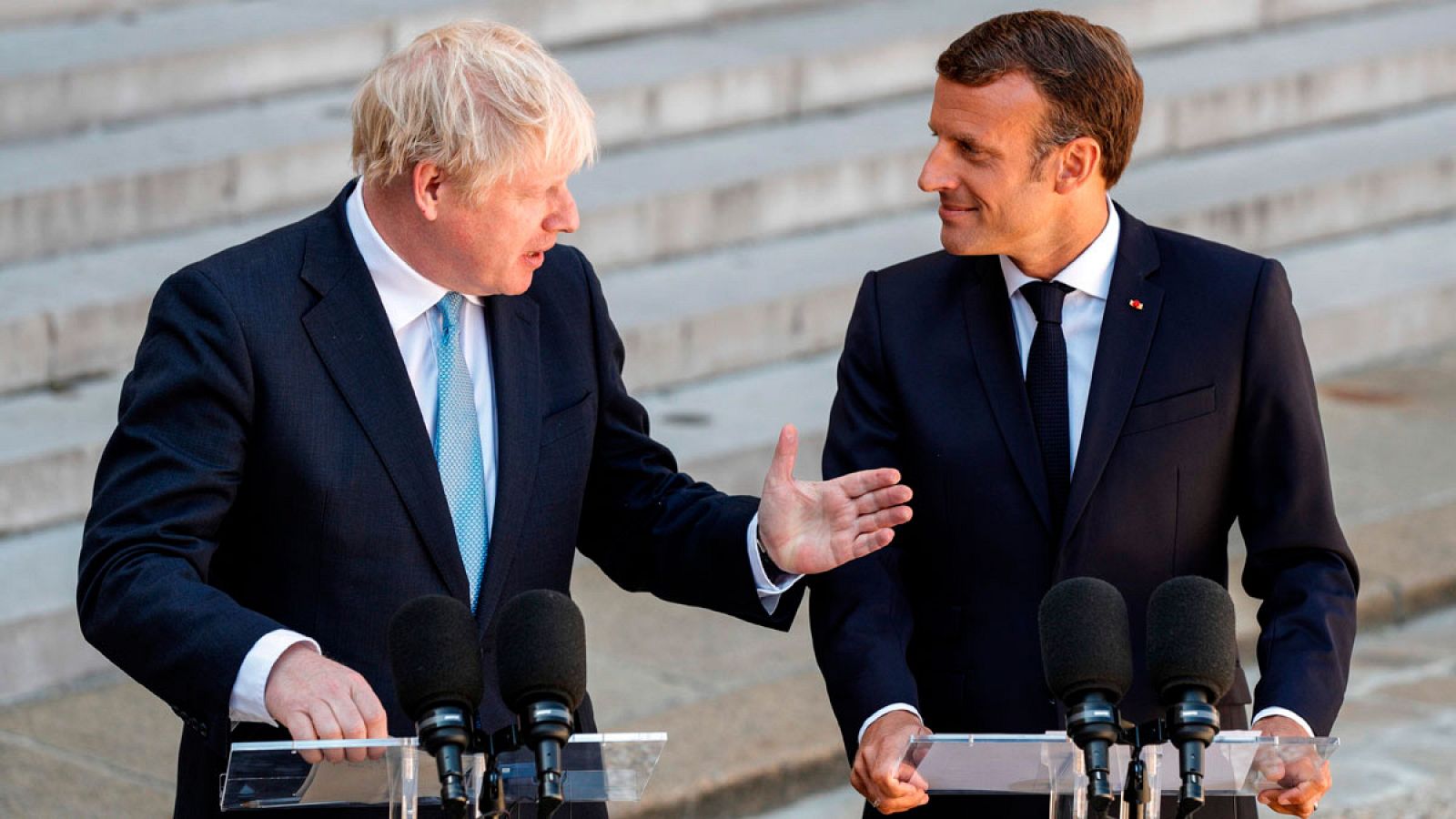 El presidente francés, Emmanuel Macron (R) y el primer ministro británico, Boris Johnson, hablan con los medios antes de su reunión en el Palacio del Elíseo en París