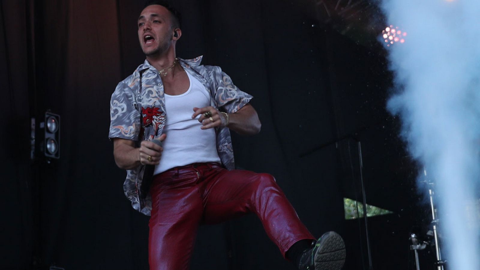 El cantante español C. Tangana durante una actuación en Santiago de Chile en marzo de 2019.
