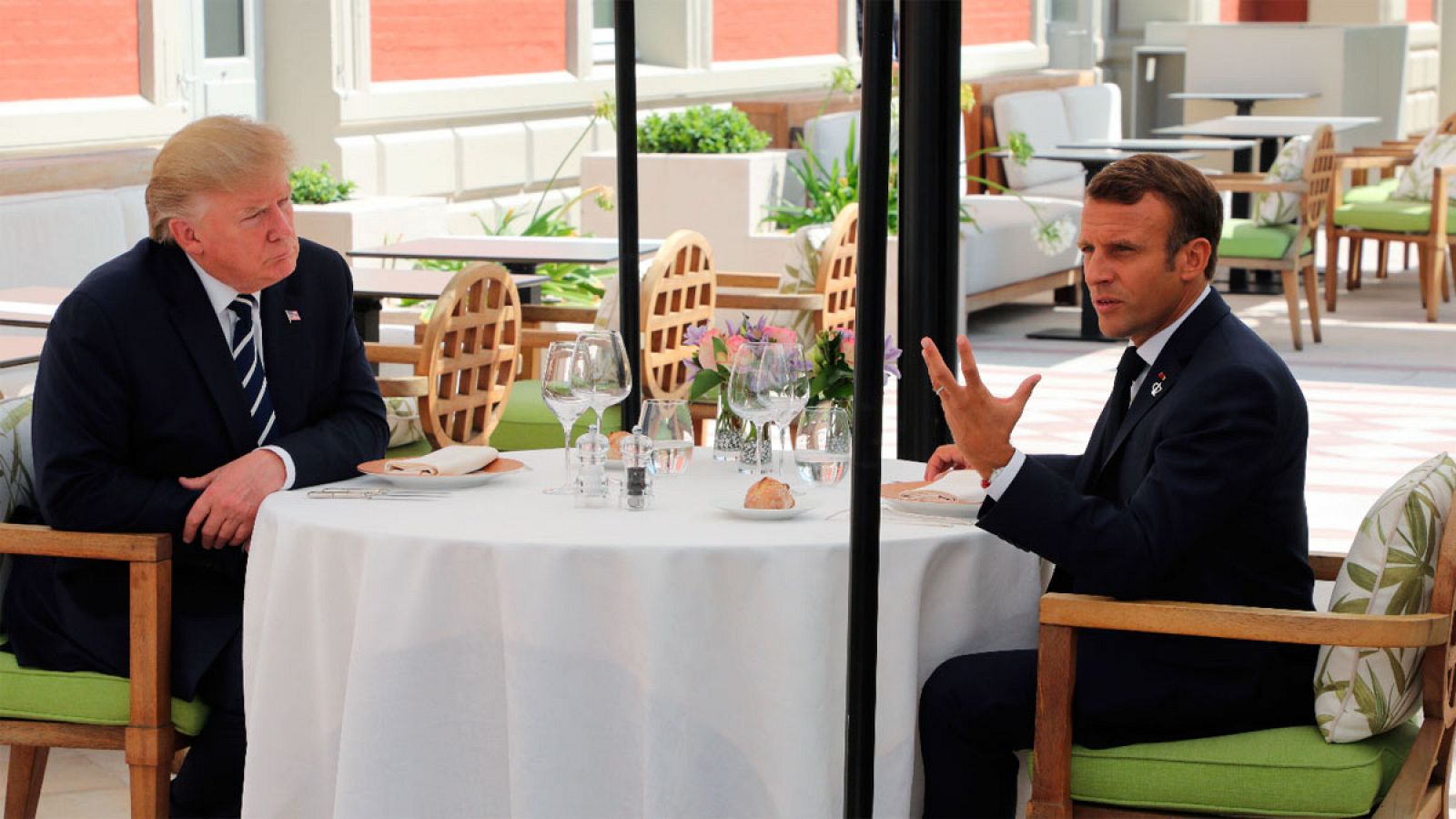 Donald Trump (d) y Emmanuel Macron almuerzan en el G7 en Biarritz