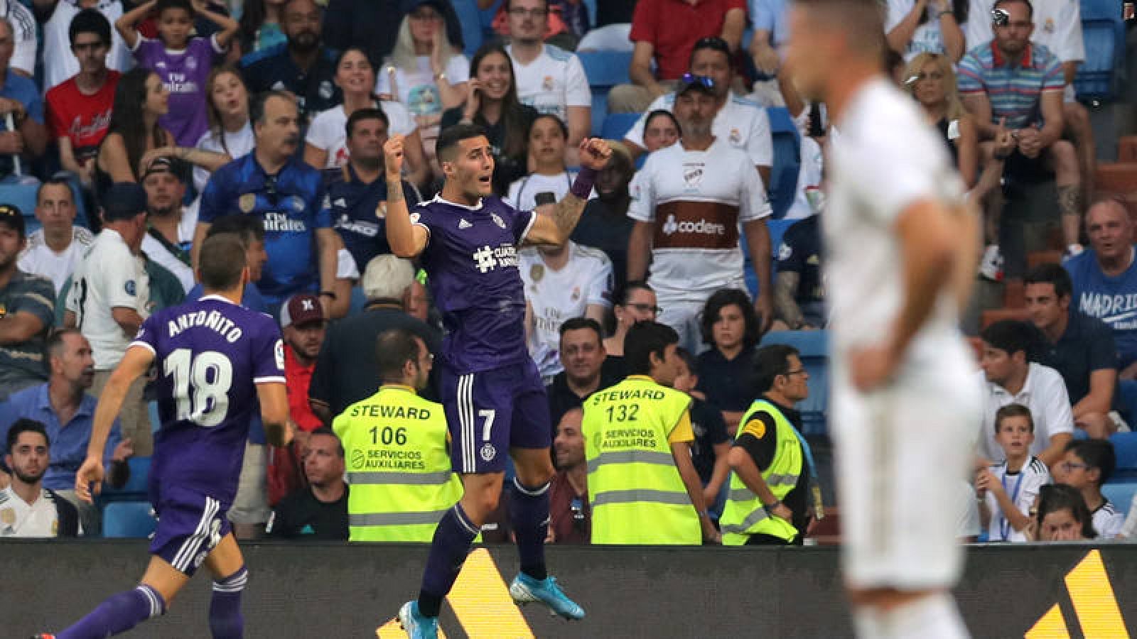 El jugador del Valladolid, Sergi Guardiola celebra su gol en el Bernabéu. REUTERS/Juan Medina