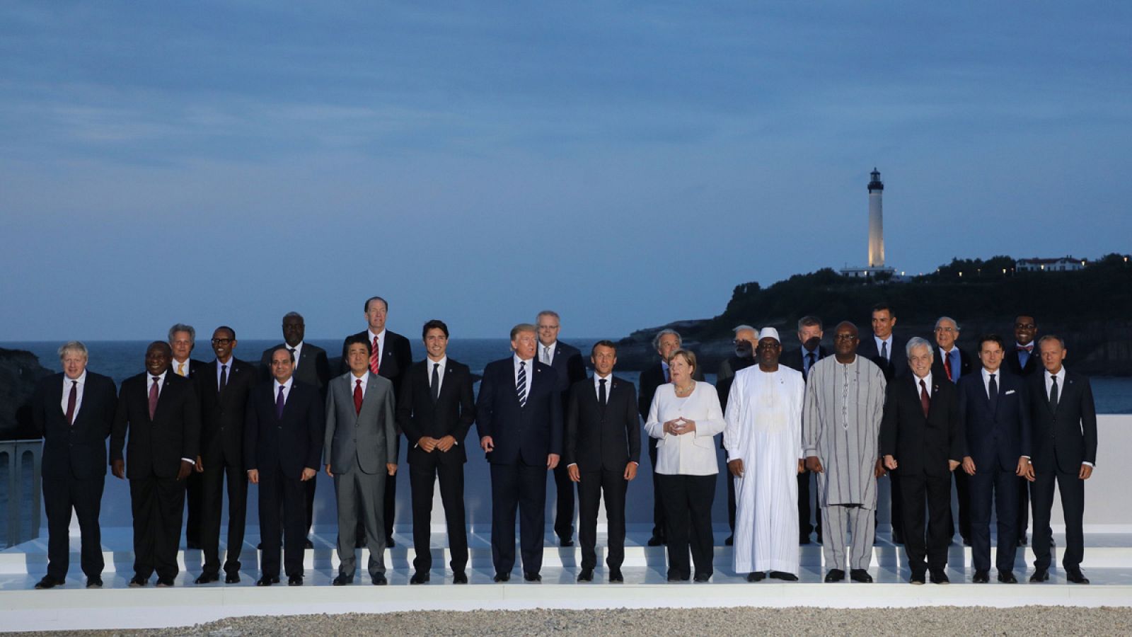 El presidente de Francia, Emmanuel Macron, posa con los líderes del G7 e invitados para la foto de familia de la cumbre de Biarritz