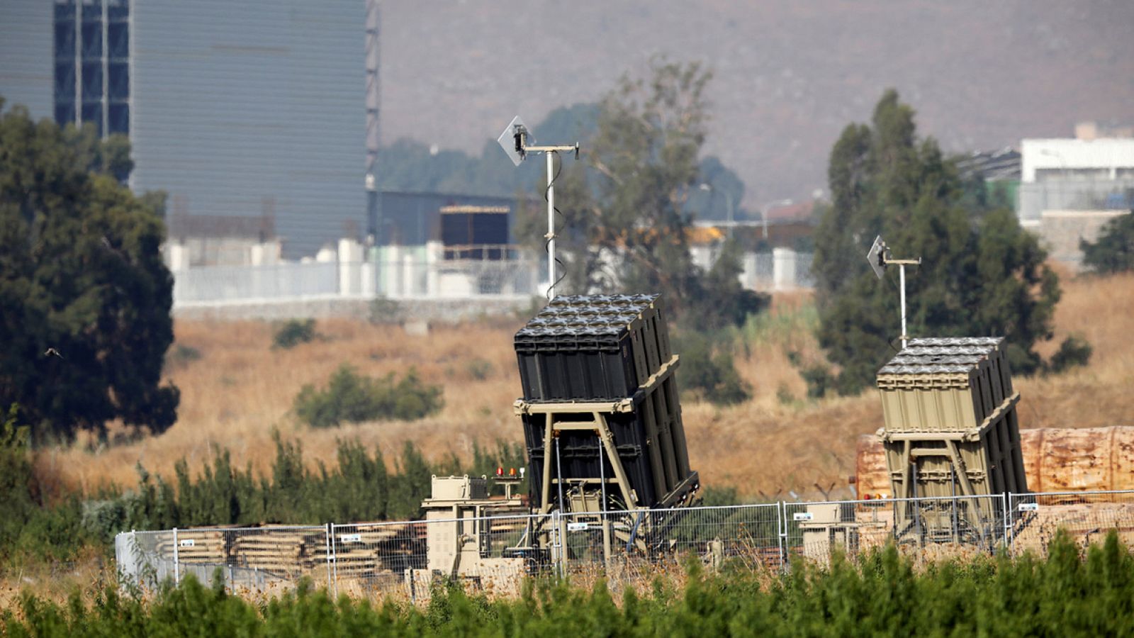 Imagen de baterías del sistema antiaéreo Cúpula de Hierro en la parte israelí de la frontera con Líbano. REUTERS Amir Cohe