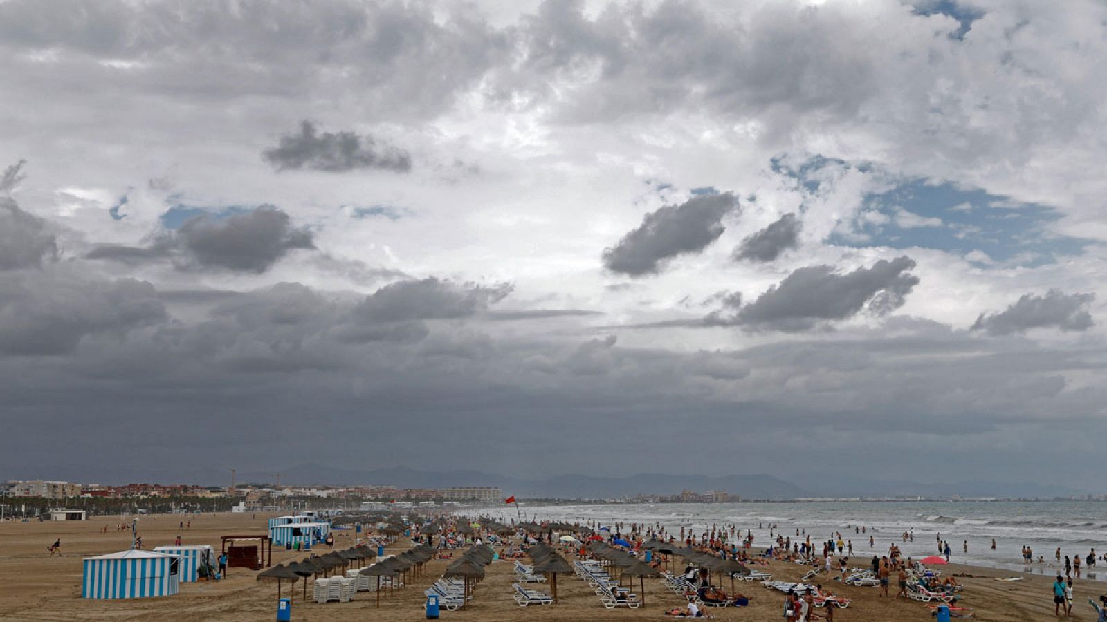 El temporal impide el baño en una playa de Valencia
