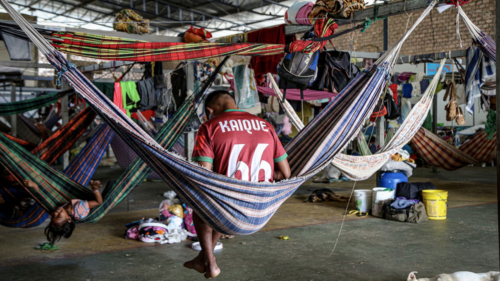 El refugio Pintolandia, en Boa Vista, aloja familias indígenas con hamacas, para que puedan sentirse un poco "en casa". Victoria Servilhano/MSF