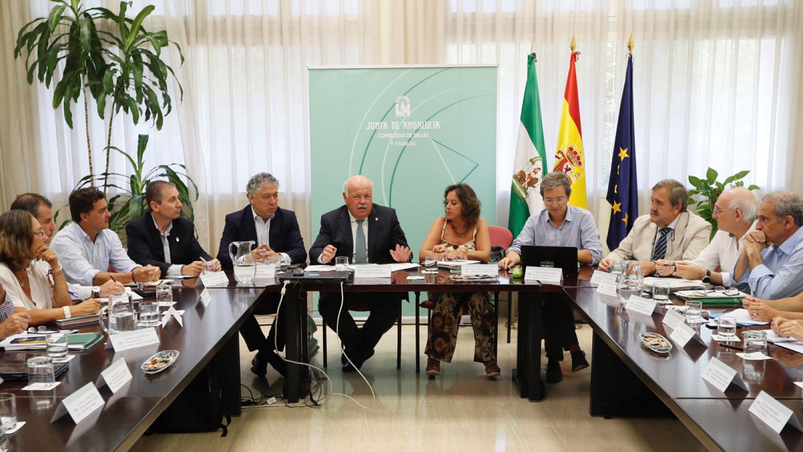 El consejero de Salud y Familias, Jesús Aguirre (c), durante la reunión del gabinete de seguimiento del brote de listeriosis celebrado este lunes en Sevilla. 