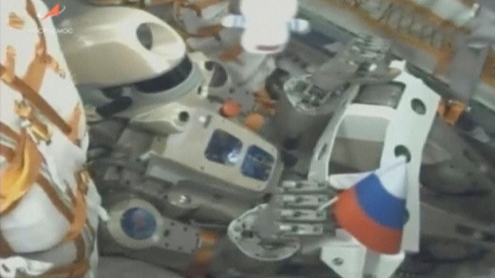 El androide "Fiódor", en el interior de la nave Soyuz antes del despegue