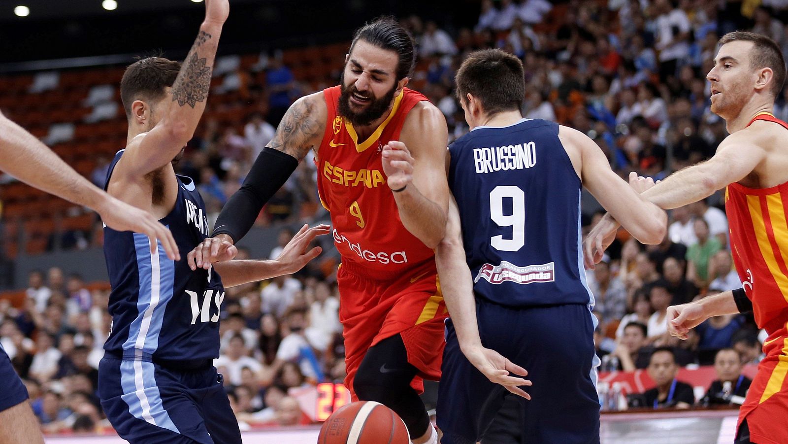 Ricky Rubio, en el centro de la imagen, durante el amistoso contra Argentina.