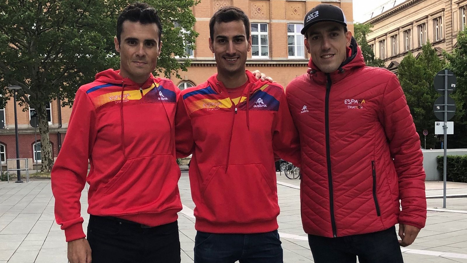 Los triatletas españoles Javier Gómez Noya (i), Mario Mola (c) y Fernando Alarza (d).