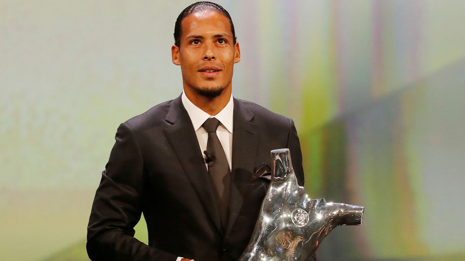 Van Dijk recibe el premio de mejor jugador del año en la UEFA.