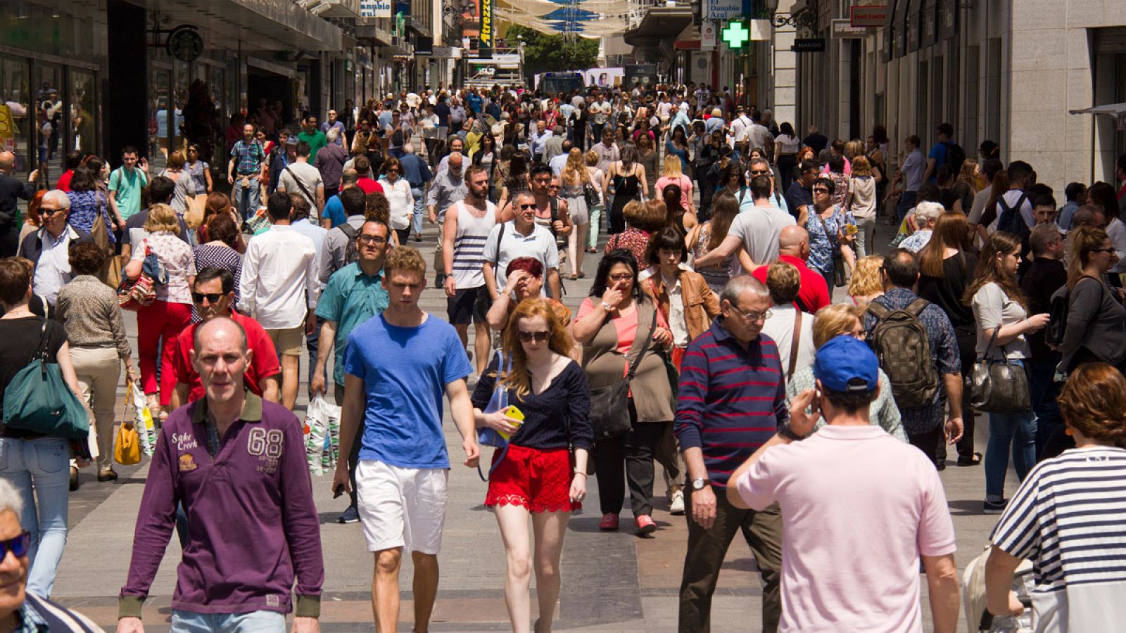 Gente andando por una calle de Madrid.