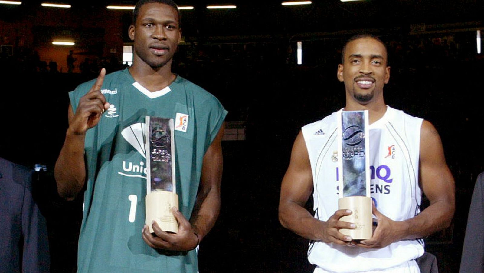 Bullock, a la izquierda, junto a Florent Pietrus como ganadores de mates y triples de 2006.