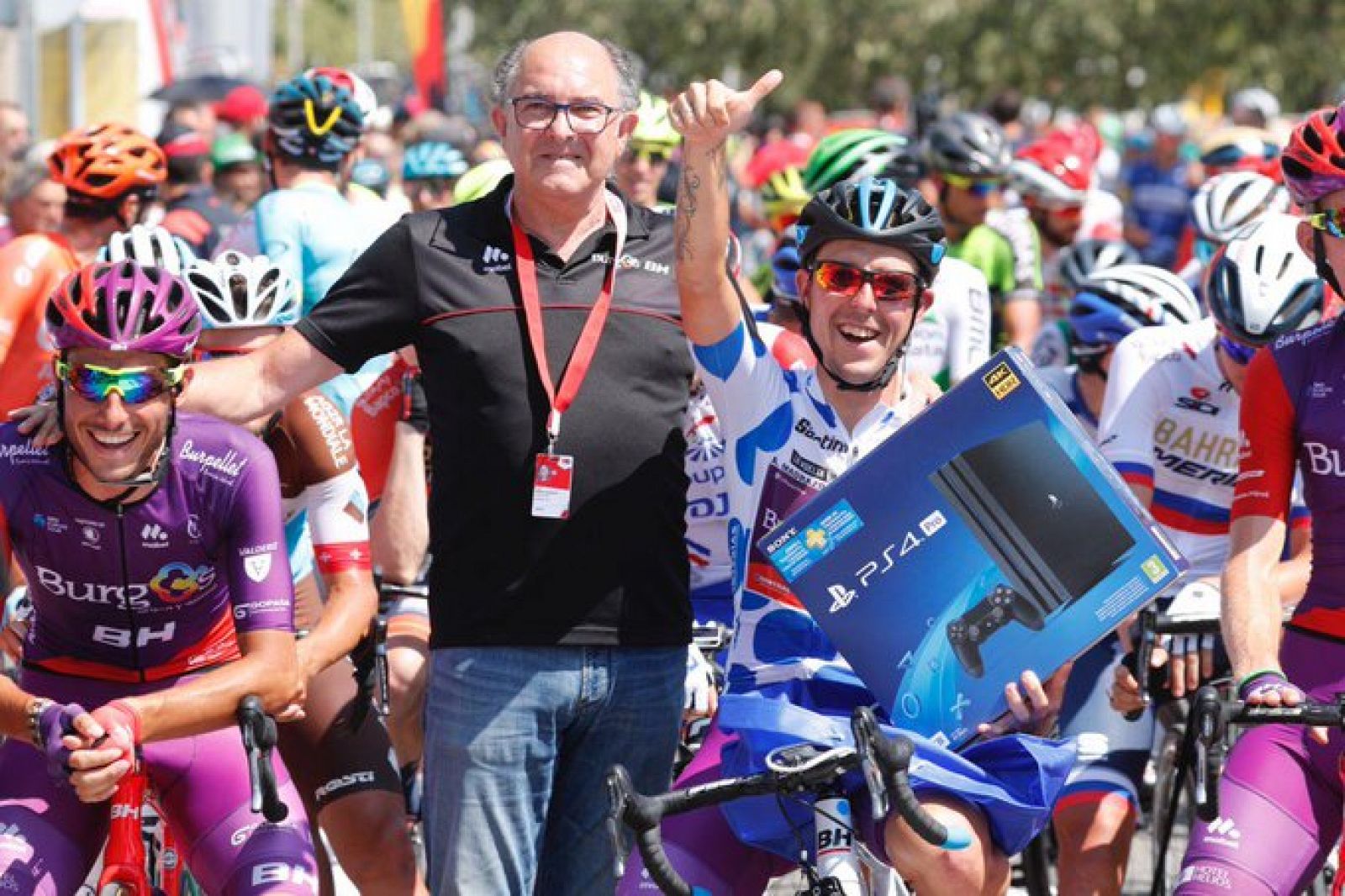 Imagen del equipo Burgos-BH en la salida de la octava etapa de la Vuelta 2019.