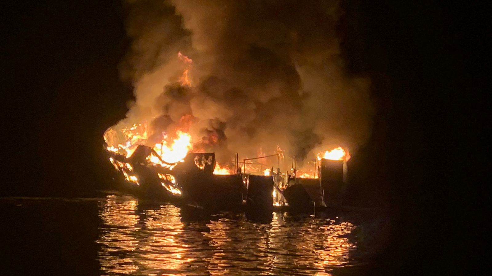 Imagen del barco que se ha incendiado cerca de la Isla de Santa Cruz, California.