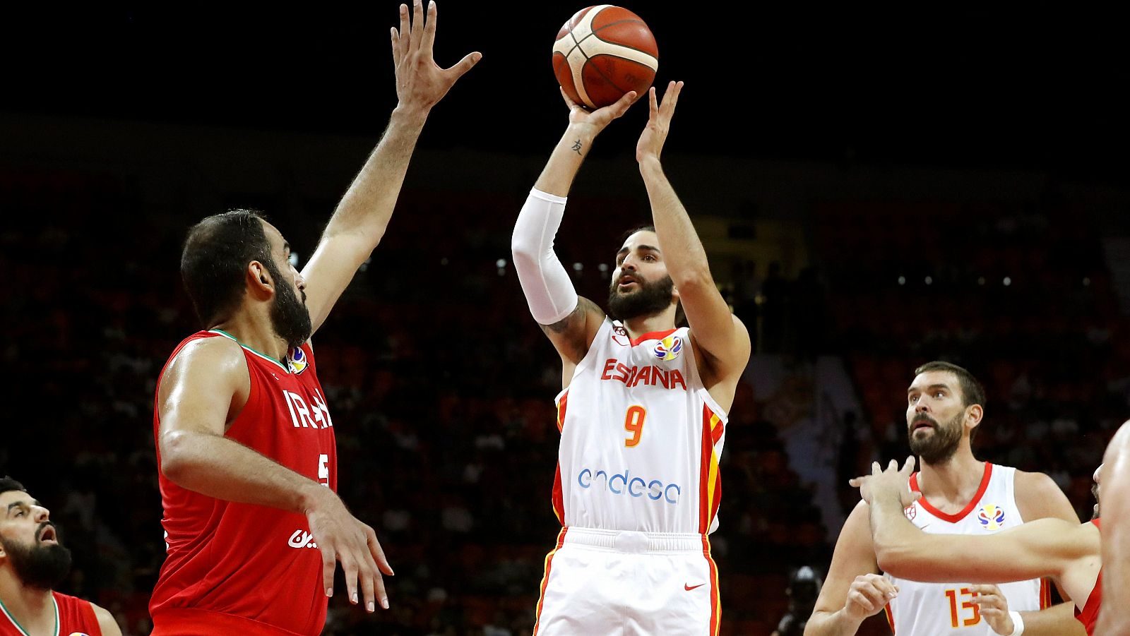 Ricky Rubio (c) lanza a canasta ante la defensa del iraní Hamed Haddadi.