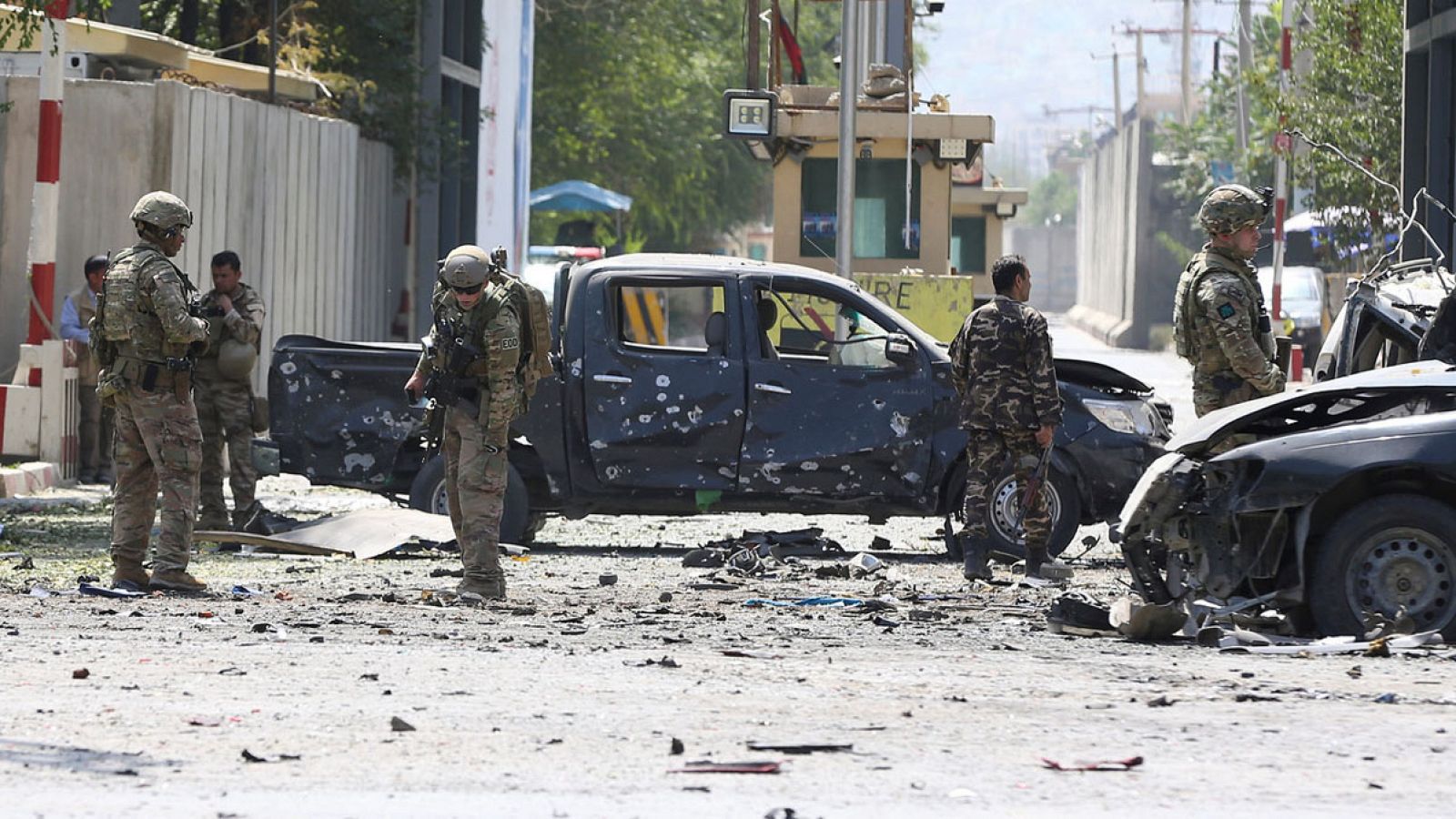 Soldados de la ONU investigan en el lugar del atentado en Kabul, Afganistán. REUTERS/Omar Sobhani