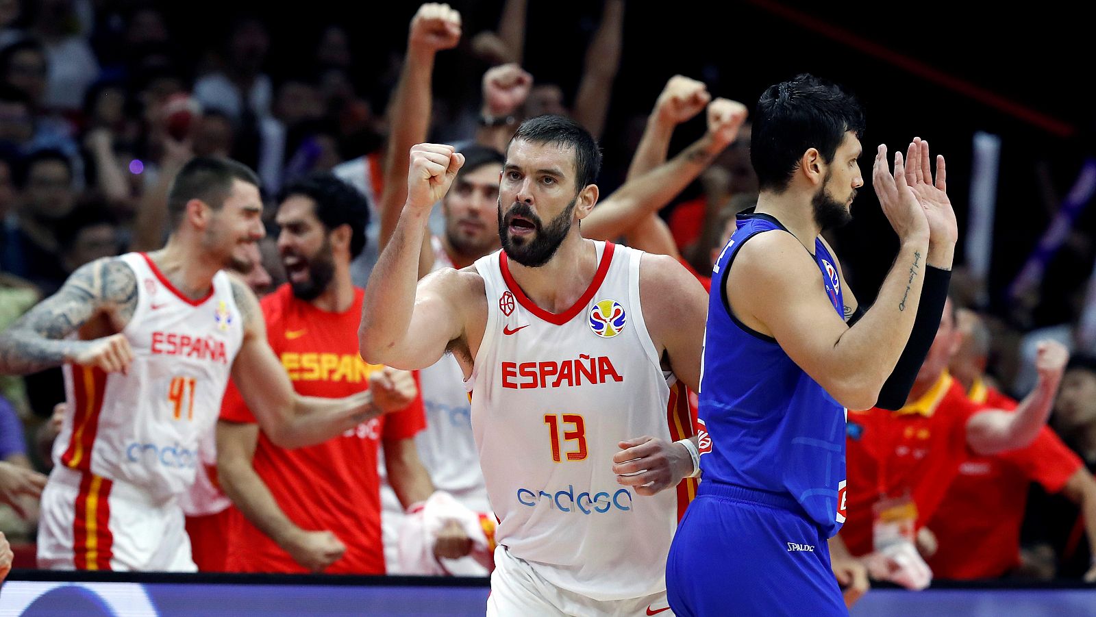 Marc Gasol, con el banquillo de España al fondo, celebra la victoria ante Italia.