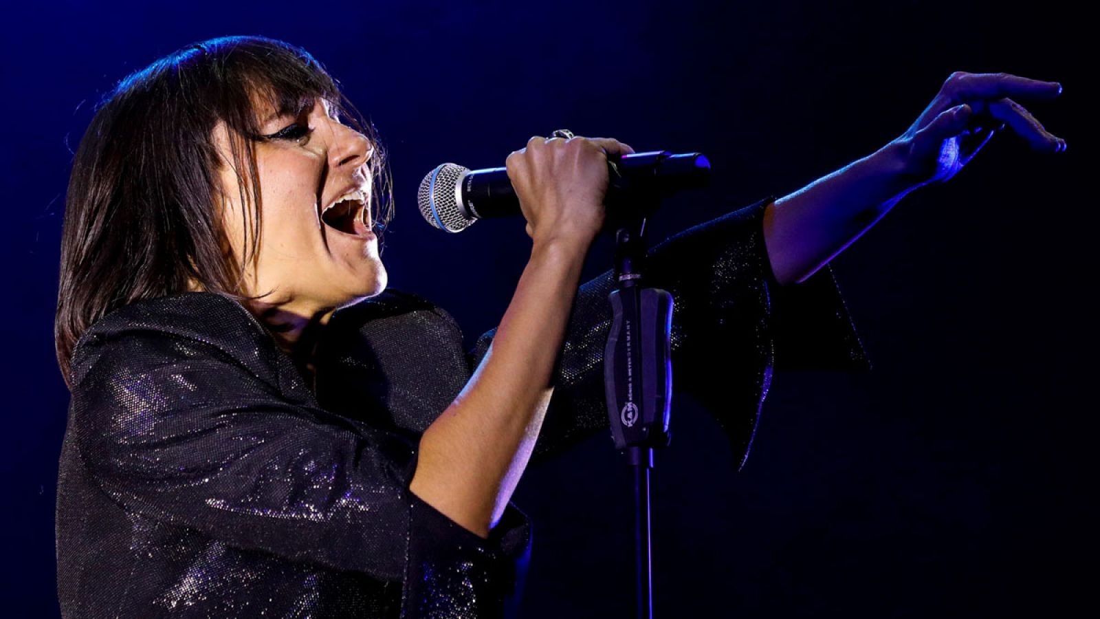 La cantante del grupo Amaral, Eva Amaral, durante su actuación en el festival Dcode 2019 que se celebra en el Campus de la UCM de Madrid.