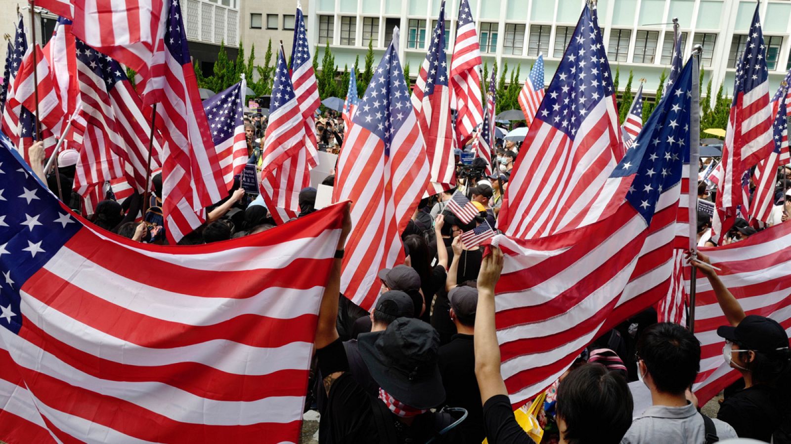Los manifestantes frente al Consulado General de Estados Unidos en Hong Kong