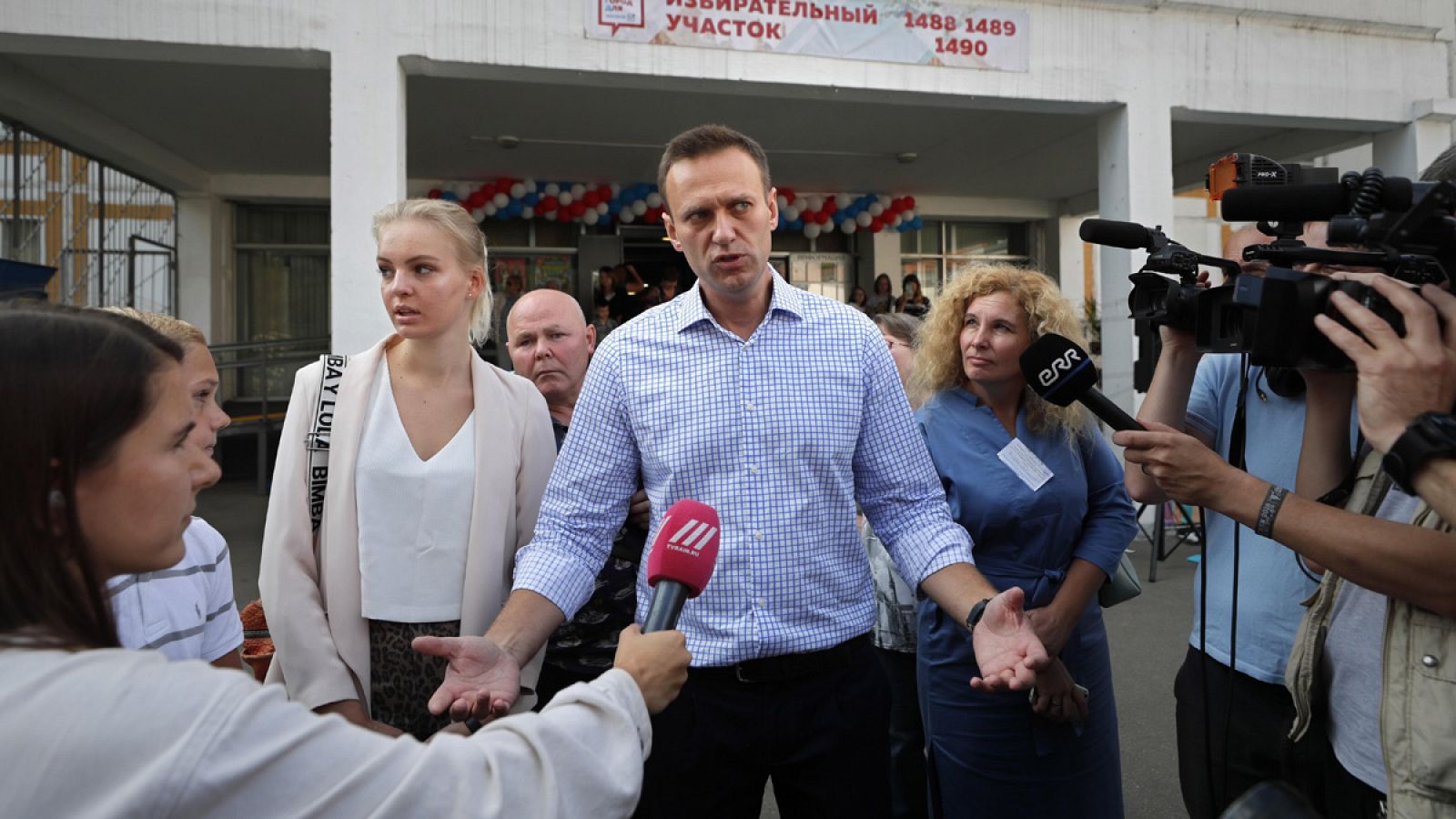 El candidato opositor Alexéi Navalni habla con los medios después de votar a la Duma de Moscú
