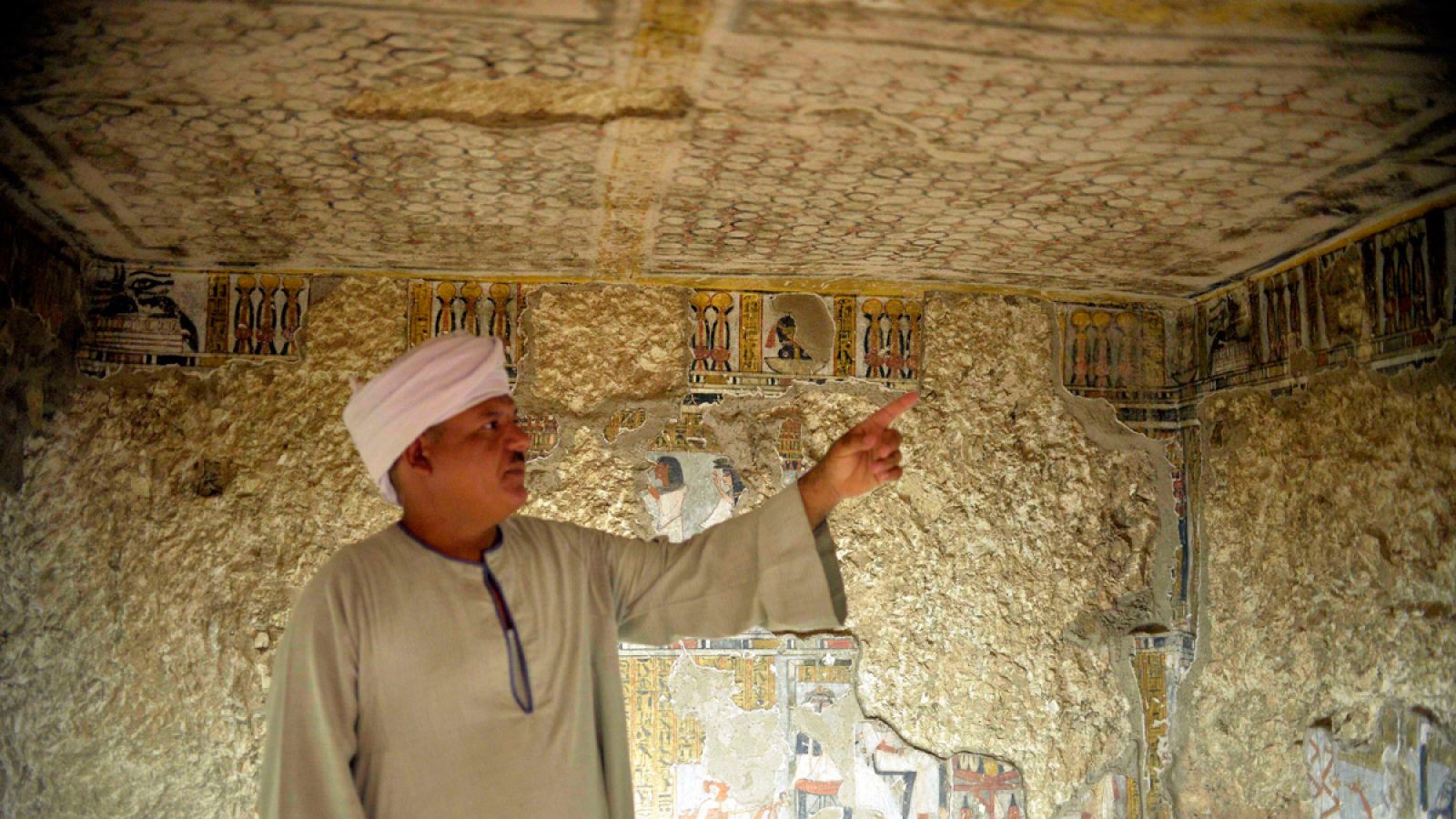 Un arqueólogo egipcio muestra una de las tumbas inauguradas en Luxor