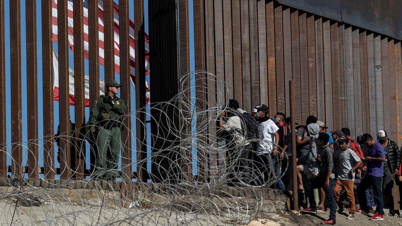 Imagen de archivo de migrantes centroamericanos en un paso fronterizo entre México y EE.UU. en Tijuana. GUILLERMO ARIAS / AFP