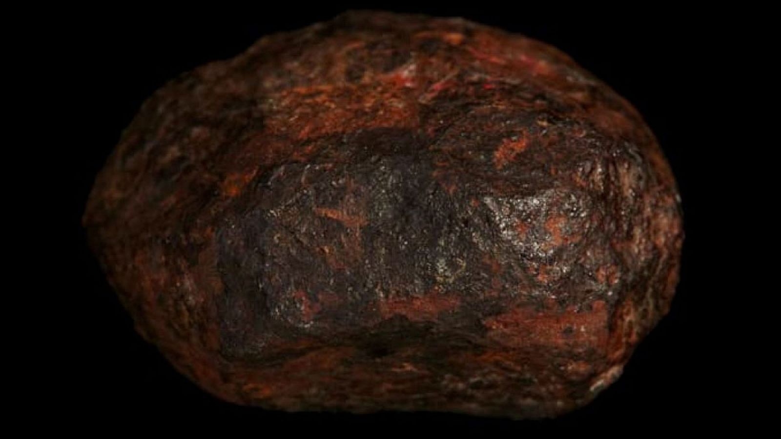 El mineral se descubrió tras un examen del meteorito Wedderburn, hallado en Wedderburn (Australia) en 1951.