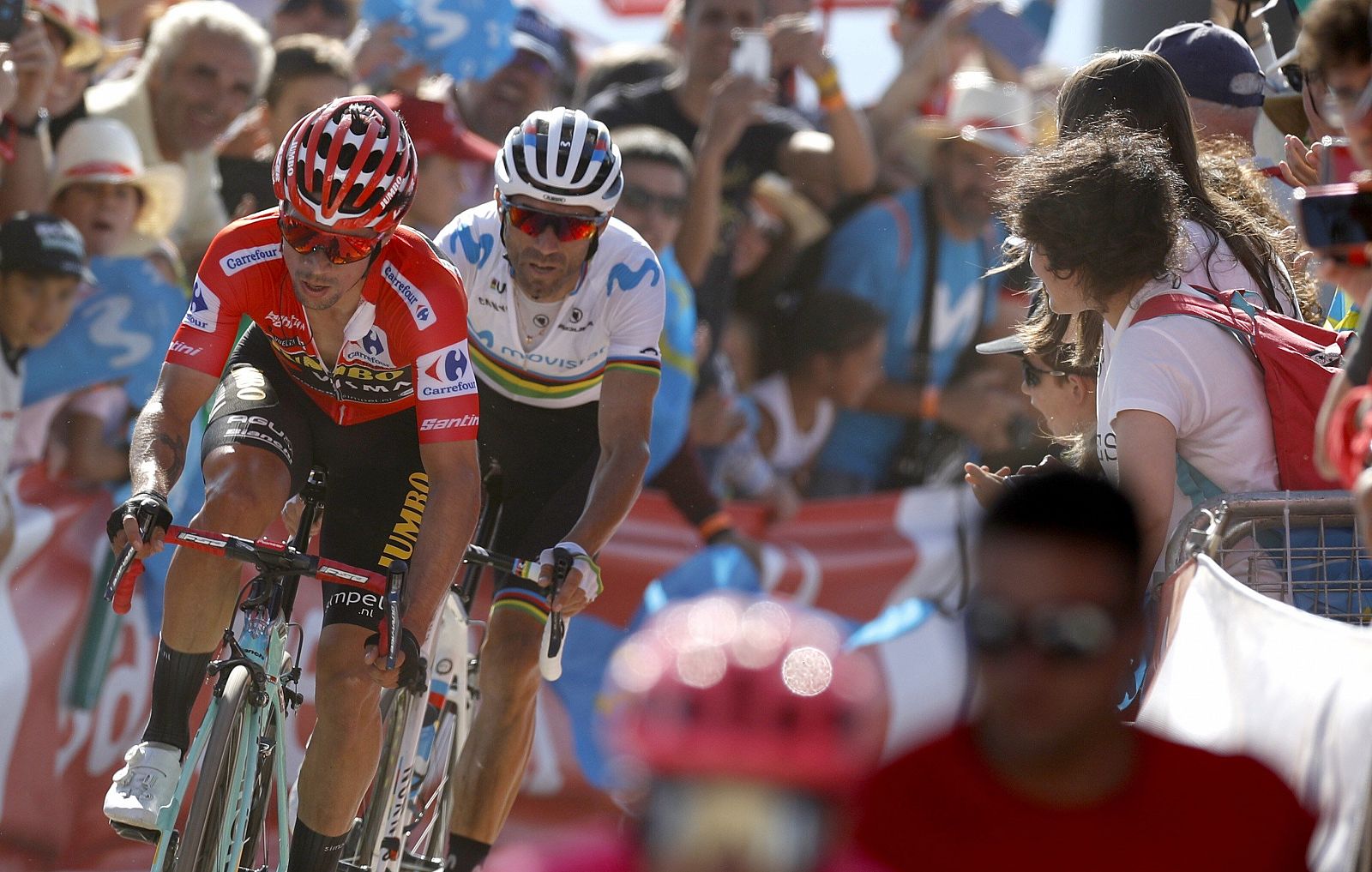 Primoz Roglic (i) y Alejandro Valverde (d) en la llegada de la decimoquinta etapa de la Vuelta a España 2019.