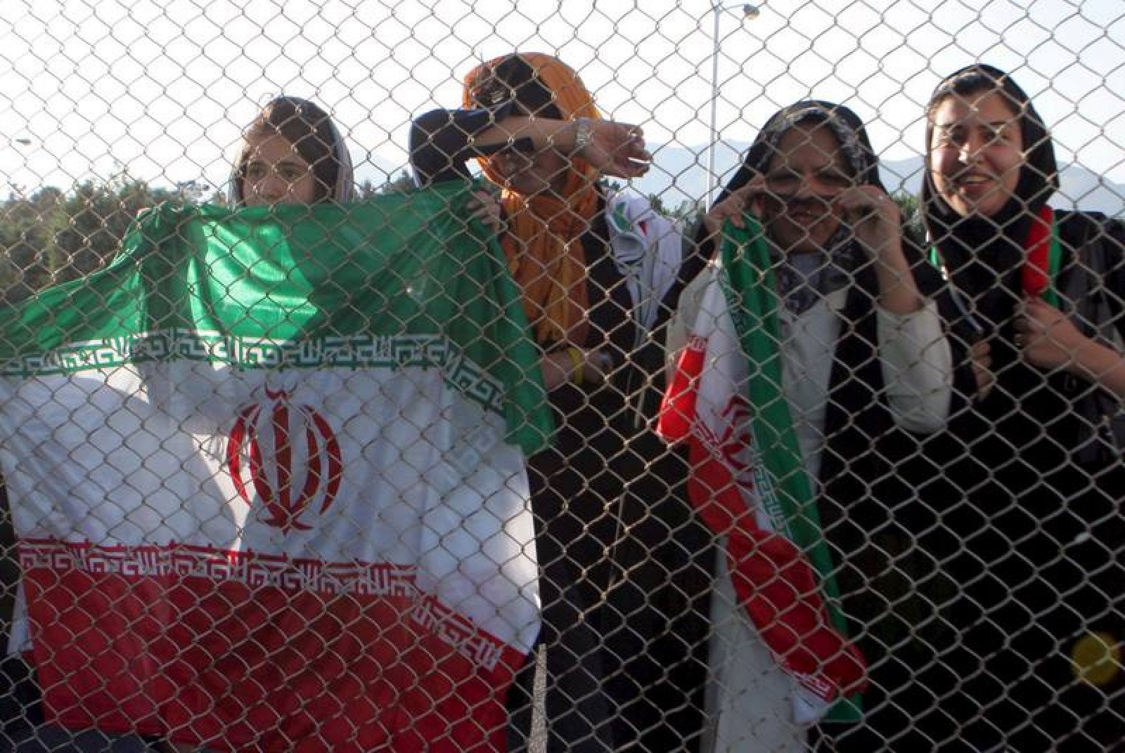 Seguidoras iraníes observan a distancia un entrenamiento de la selección nacional